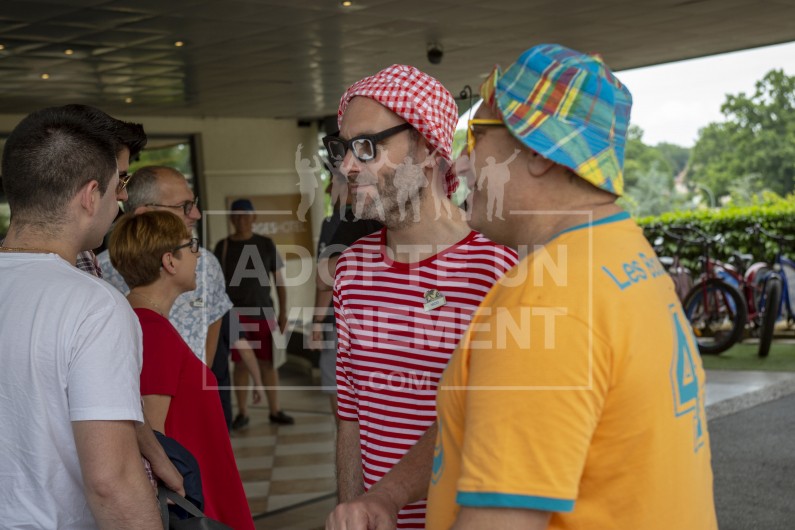 FAUX TOURISTE FAUX PERSONNE COMEDIEN HUMORISTIQUE | adopte-un-evenement