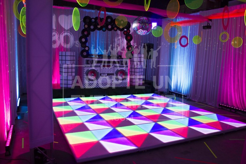 BEA CONCEPTION PISTE DE DANSE LUMINEUSE LED DISCO ANNEES 80 SOIREE THEME SOIREE DANSANTE DJ DJETTE ANIMATION DECORATION | adopte-un-evenement