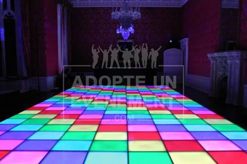 BEA CONCEPTION PISTE DE DANSE LUMINEUSE LED DISCO ANNEES 80 SOIREE THEME SOIREE DANSANTE DJ DJETTE ANIMATION DECORATION | adopte-un-evenement