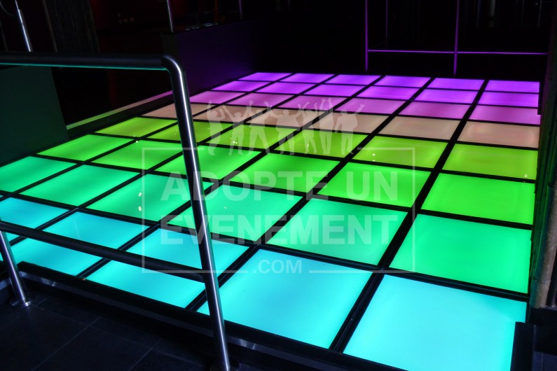 BEA CONCEPTION PISTE DE DANSE LUMINEUSE LED DISCO ANNEES 80 SOIREE THEME SOIREE DANSANTE DJ DJETTE ANIMATION DECORATION | adopte-un-evenement