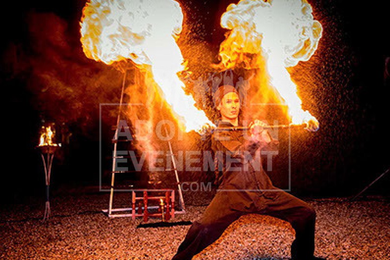 ANIMATION SOIREE CRACHEUR DE FEU SPECTACLE SHOW LED | adopte-un-evenement