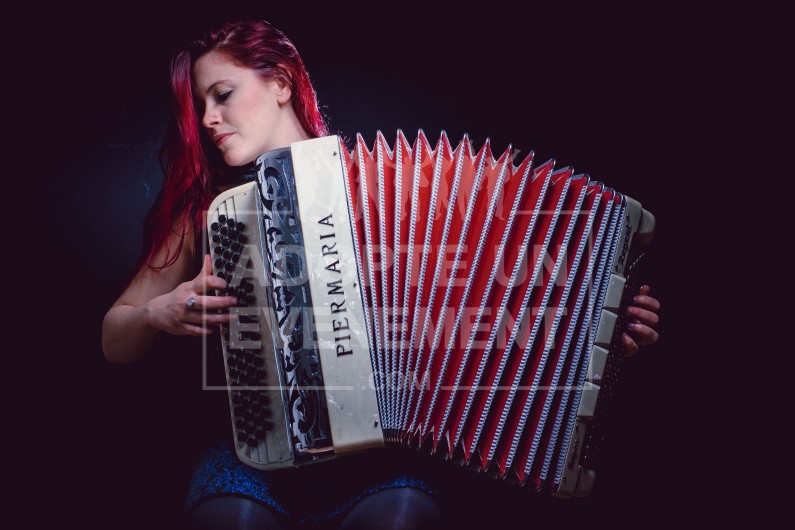 ARTISTE FÉMININ MUSIQUE ANIMATION MUSICALE ANIMATION DE SOIREE GUINGUETTE ACCORDÉONISTE | adopte-un-evenement