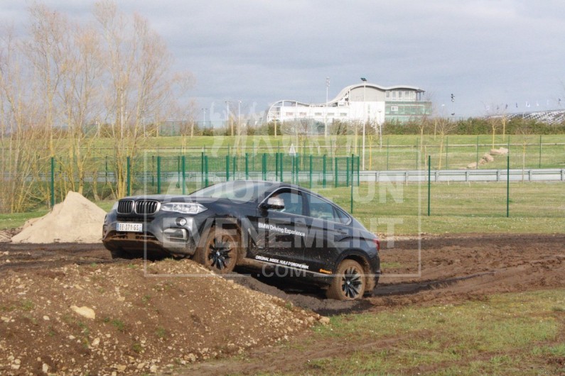 PILTOTAGE SUR CIRCUIT - TEAM BUILDING ANIMATION LUDIQUE - SPORT AUTOMOBILE - DECOUVERTE ET INITIATION AU PILOTAGE | adopte-un-evenement