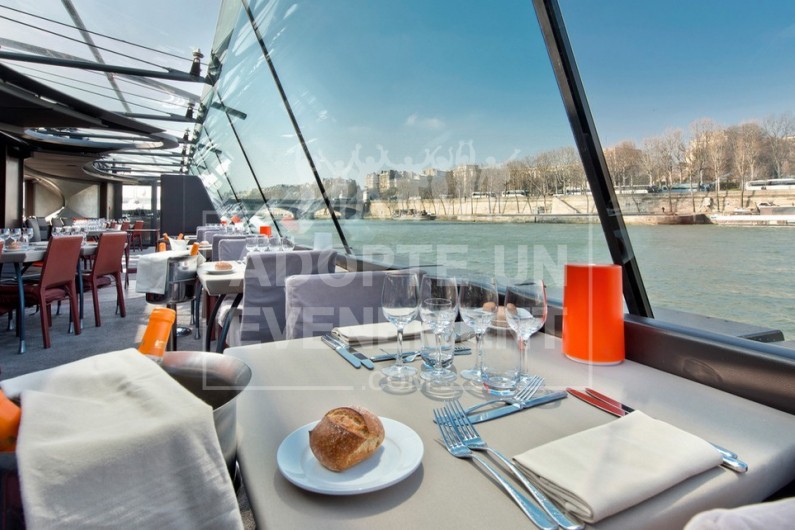 BATEAU PARIS TOUR EIFFEL CROISIRE DINER CROISIERE | adopte-un-evenement