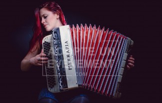 ARTISTE FÉMININ MUSIQUE ANIMATION MUSICALE ANIMATION DE SOIREE GUINGUETTE ACCORDÉONISTE | adopte-un-evenement