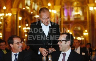 BEA CONCEPTION ARTISTE PERFORMER PICKPOCKET 
INTERACTION HUMOUR ELEGANCE | adopte-un-evenement